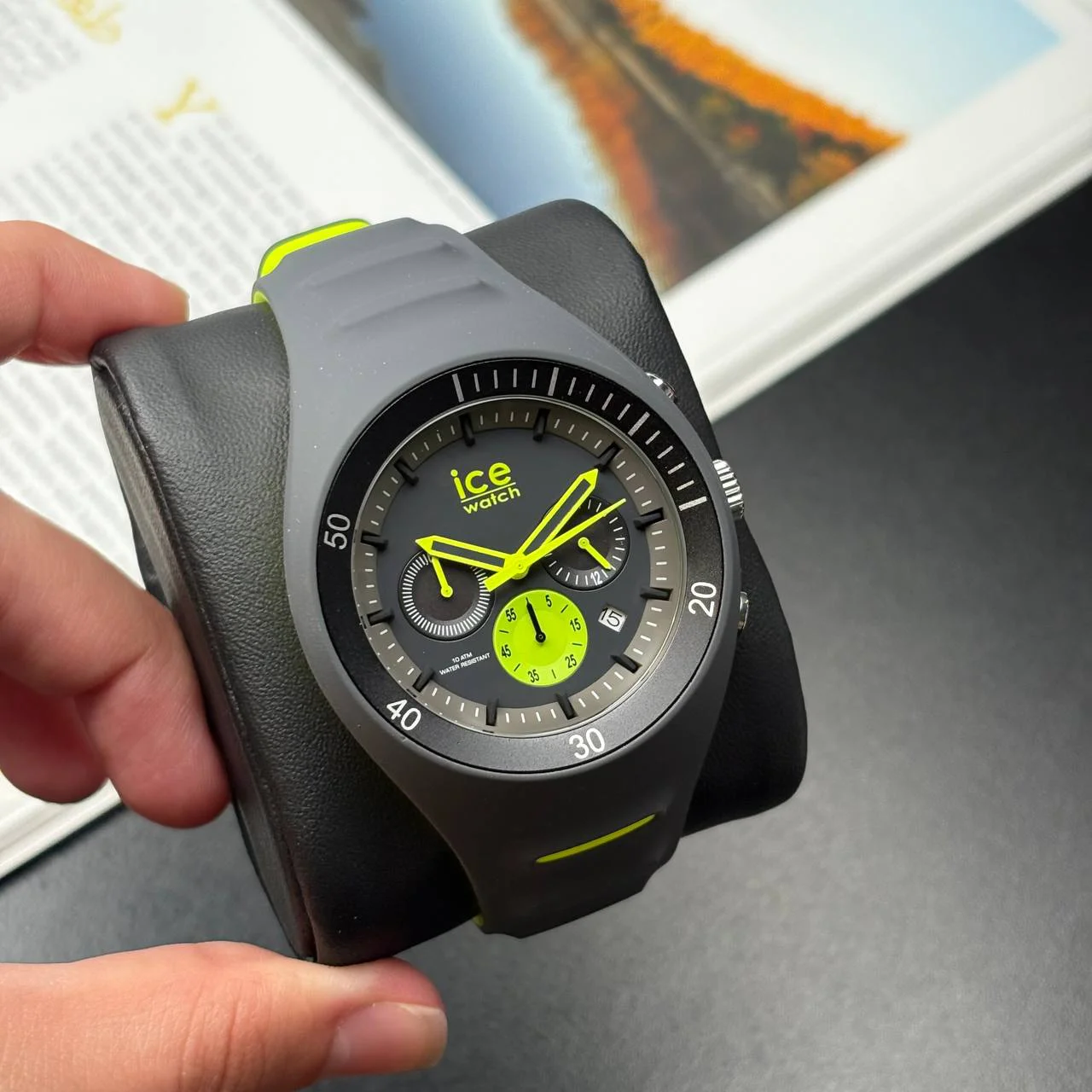 ساعت رنگ دودی